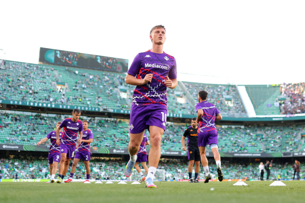 Albert Gudmundsson during a game between Fiorentina and Real Betis.