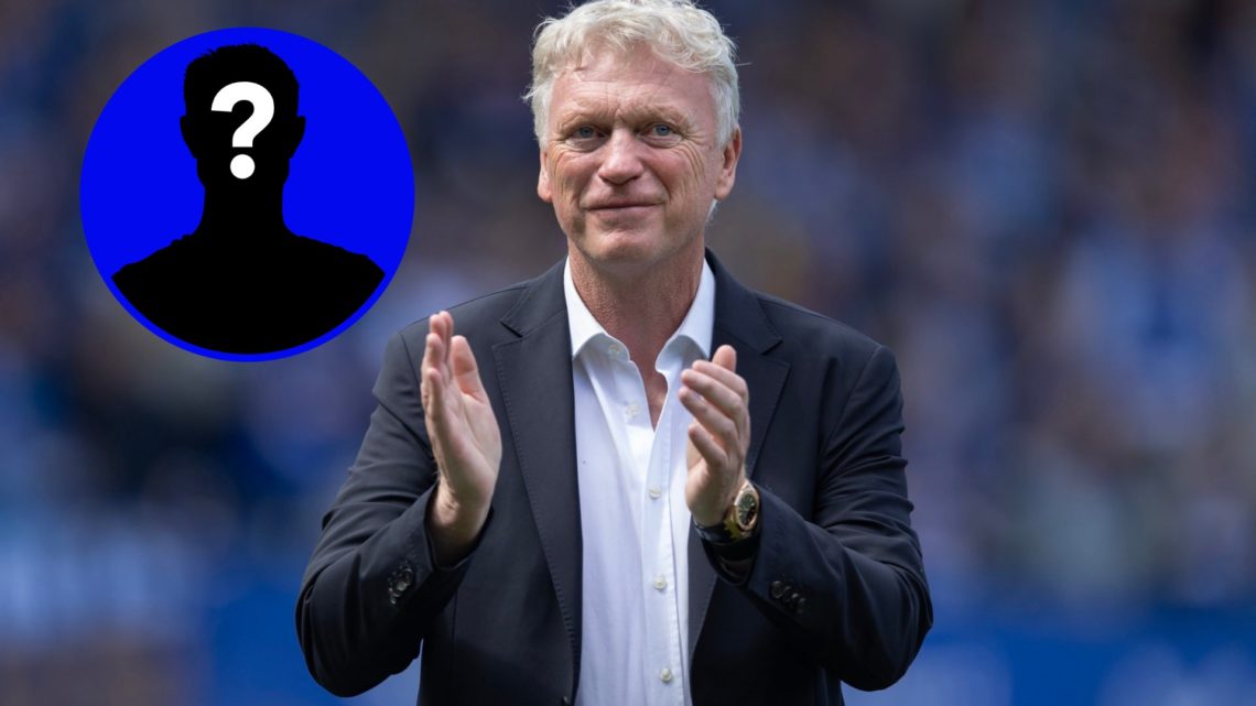 David Moyes applauds the Everton fans following Goodison Park's FInale vs Southampton.