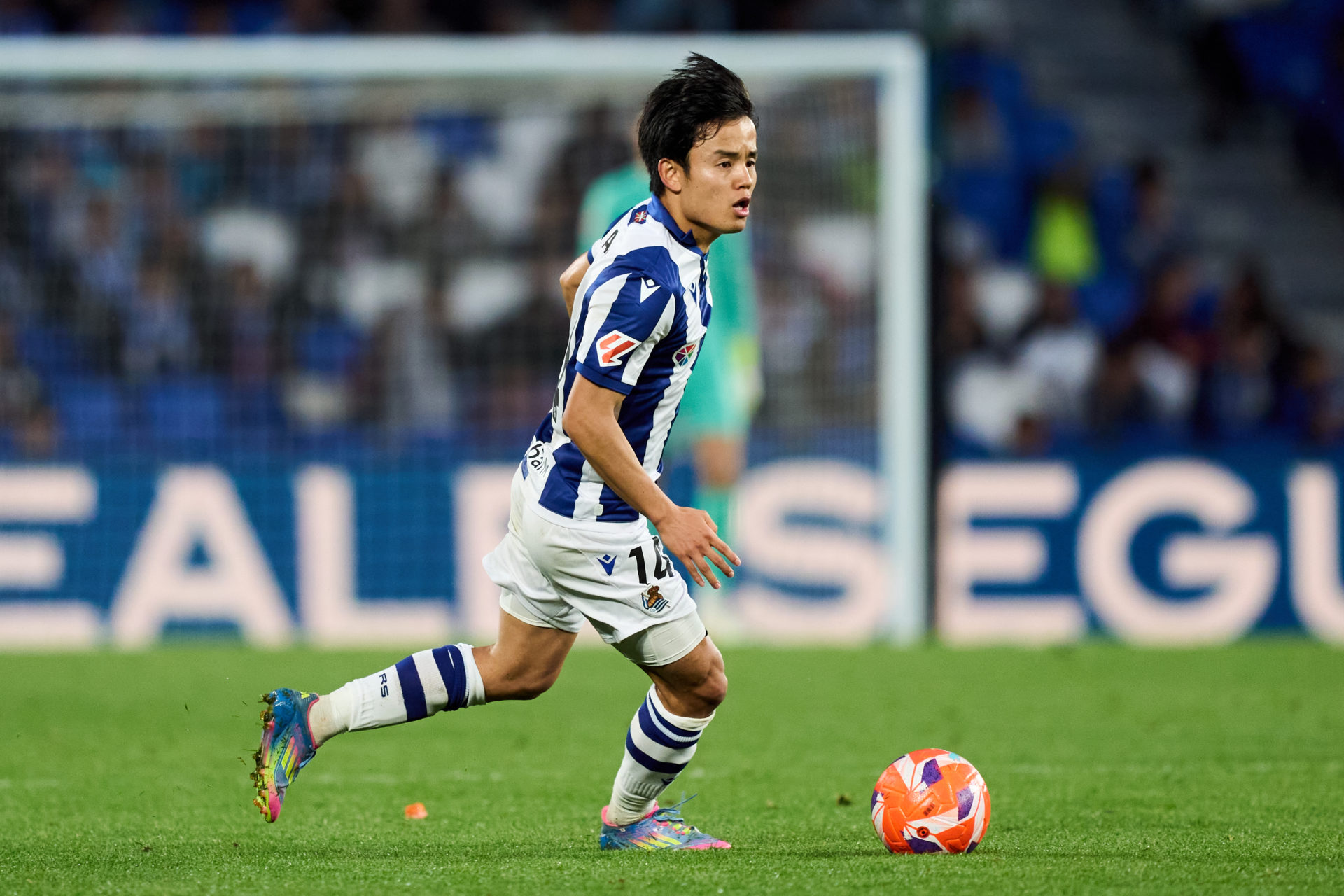 Kubo dribbles the ball for Real Sociedad.