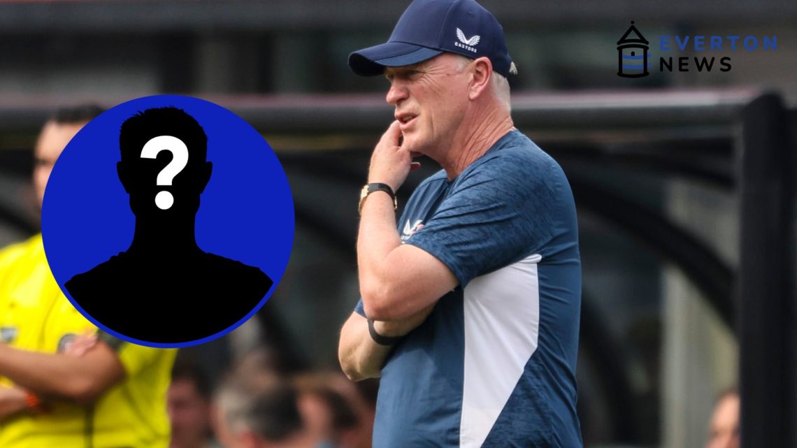 David Moyes stands on the sideline at the MetLife Stadium for Everton vs AFC Bournemouth.