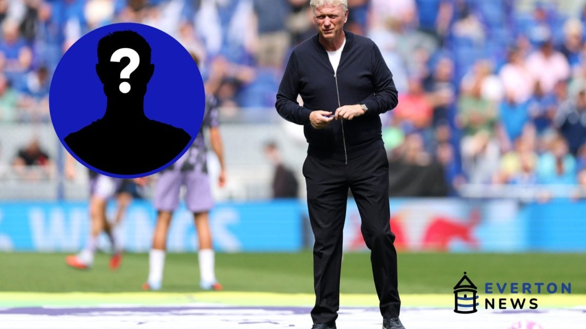 David Moyes watches his Everton players warm up ahead of their game against Brighton & Hove Albion.