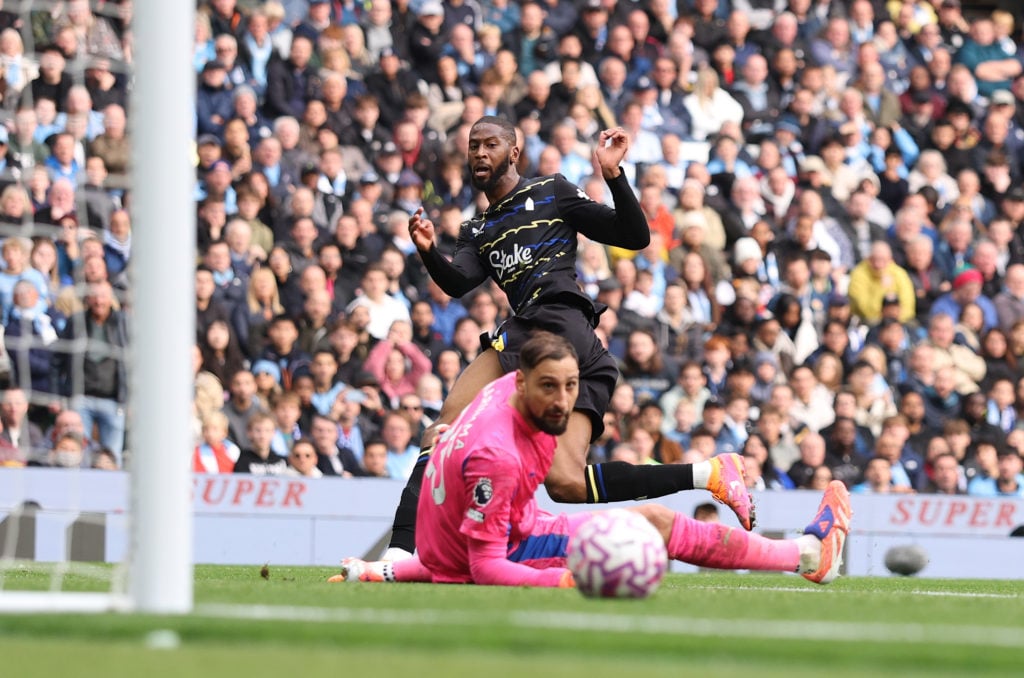 Beto of Everton looks on as his shot goes wide as Gianluigi Donnarumma