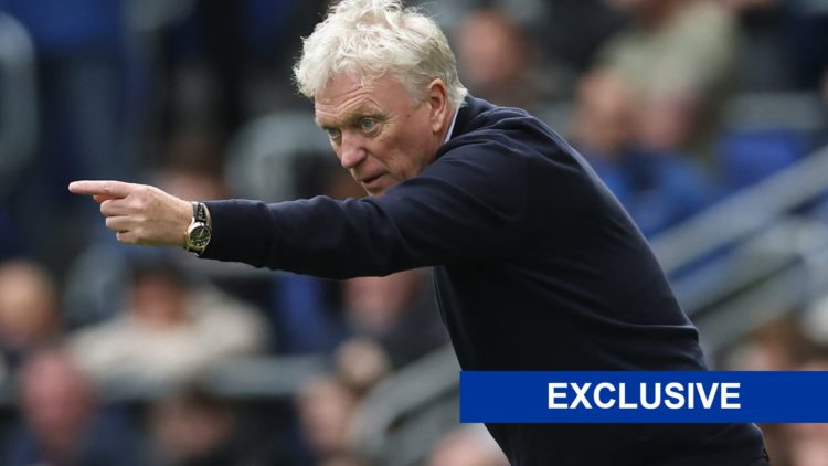 David Moyes pointing at the Everton team with the exclusive tag overlayed (bottom right)