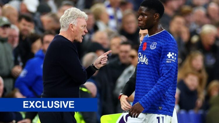 David Moyes giving Thierno Barry advice during Everton vs Fulham