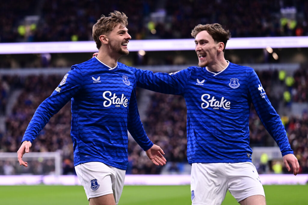 Everton players celebrating scoring against Nottingham Forest.