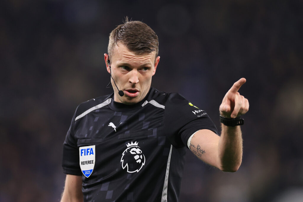 Everton vs Arsenal referee.