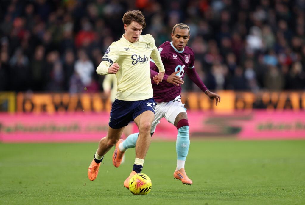 Tyler Dibling on the ball for Everton.
