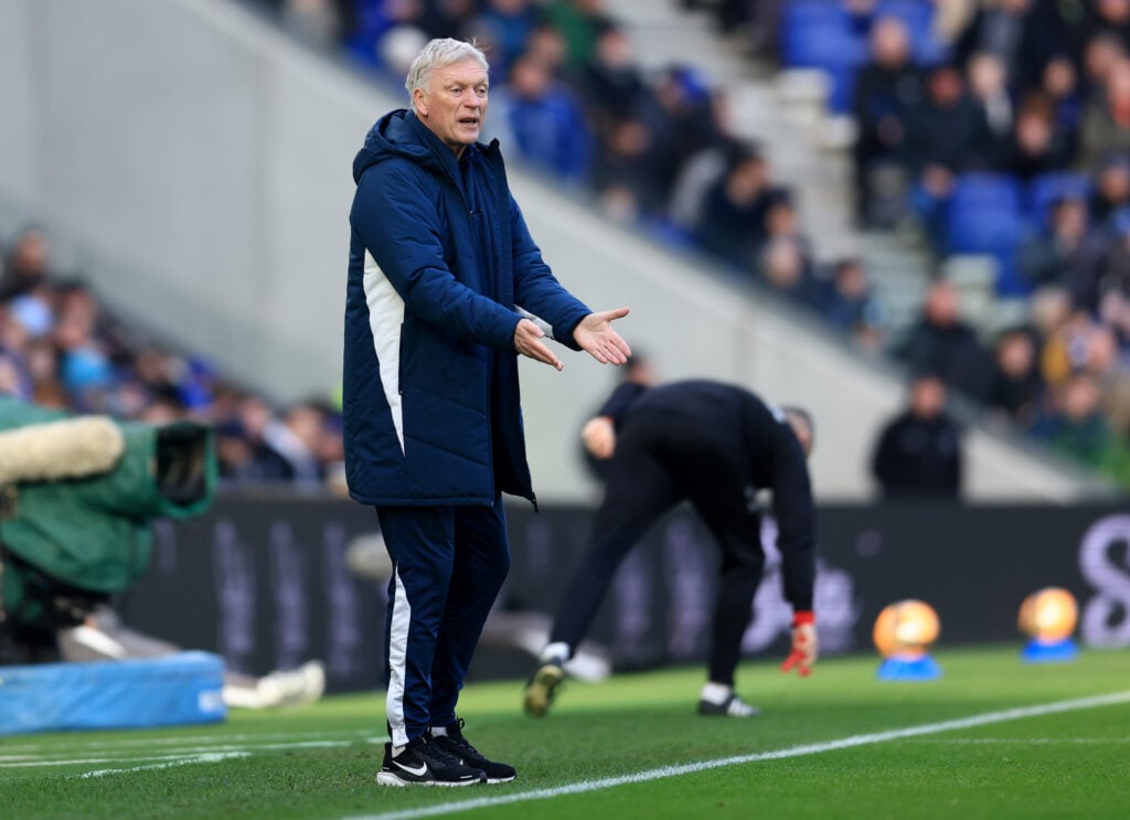 David Moyes gives instructions on the touchline.