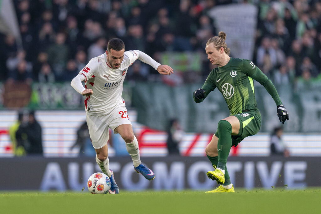 Patrick Wimmer playing for Wolfsburg.