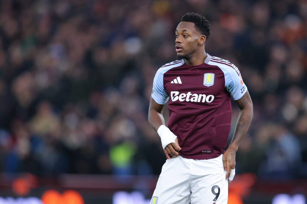 Jhon Duran playing for Aston Villa.