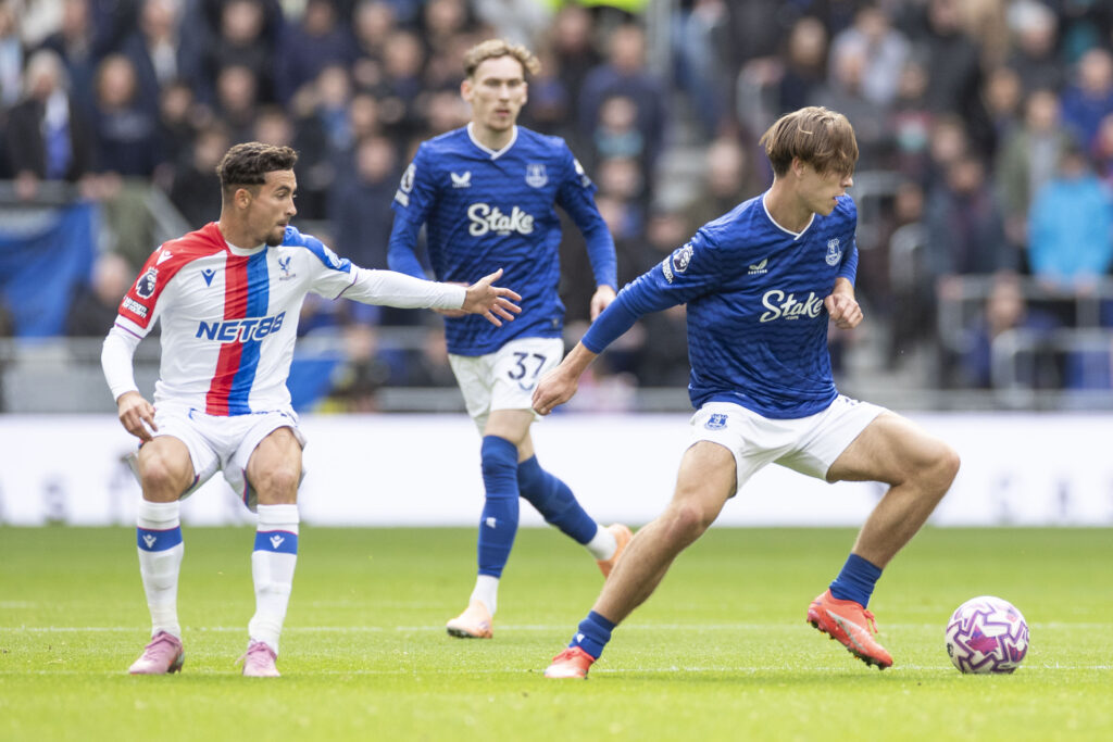 Tyler Dibling playing for Everton.
