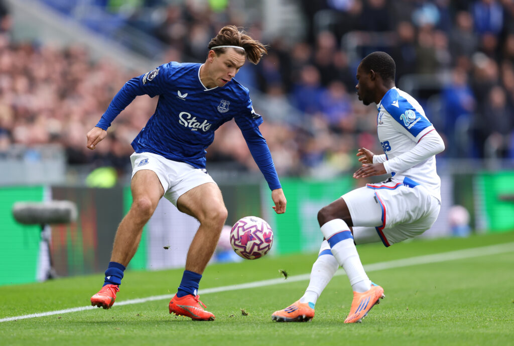 Tyler Dibling playing for Everton.
