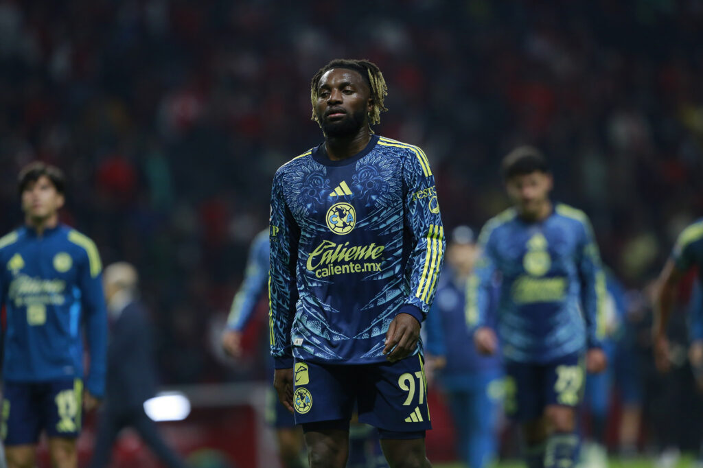 Allan Saint-Maximin warming up for Club America.