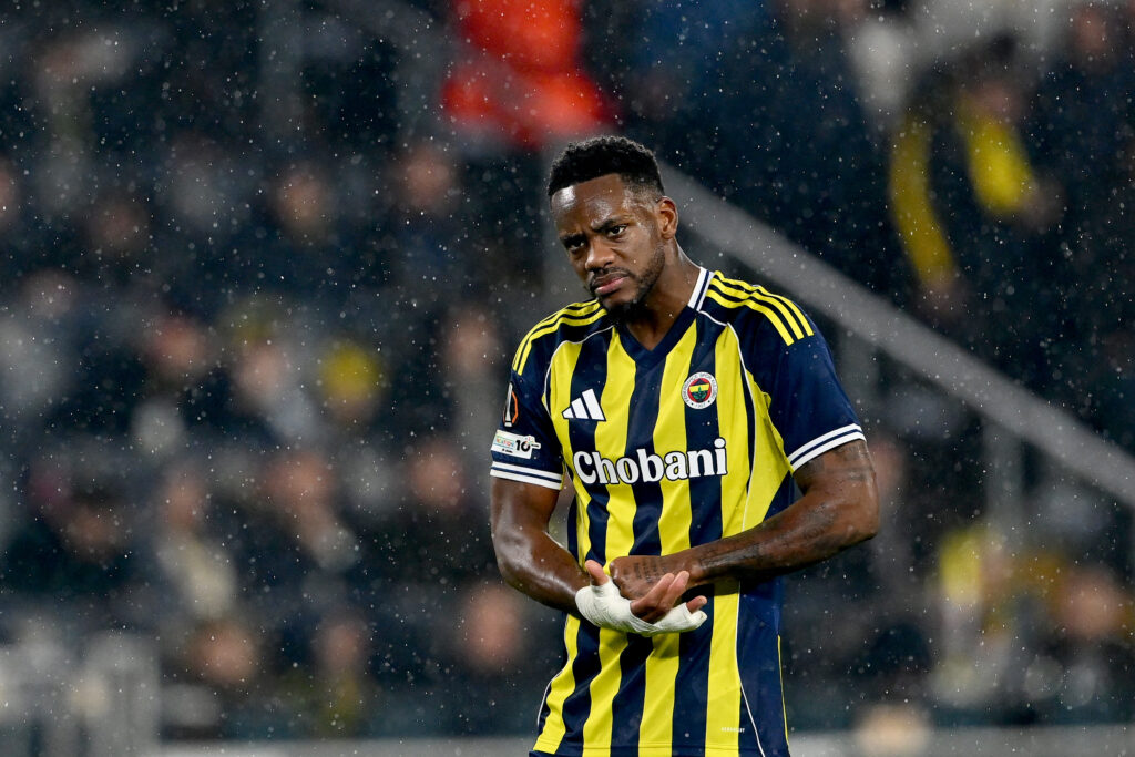 Jhon Duran playing for Fenerbahce.