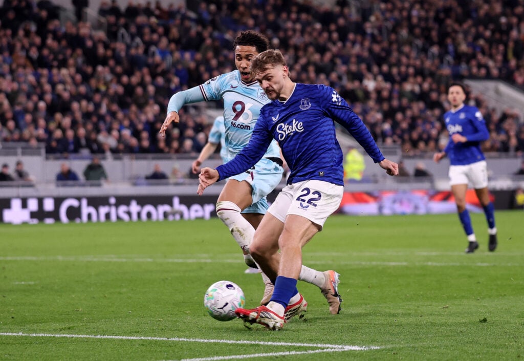 Kiernan Dewsbury-Hall playing for Everton.