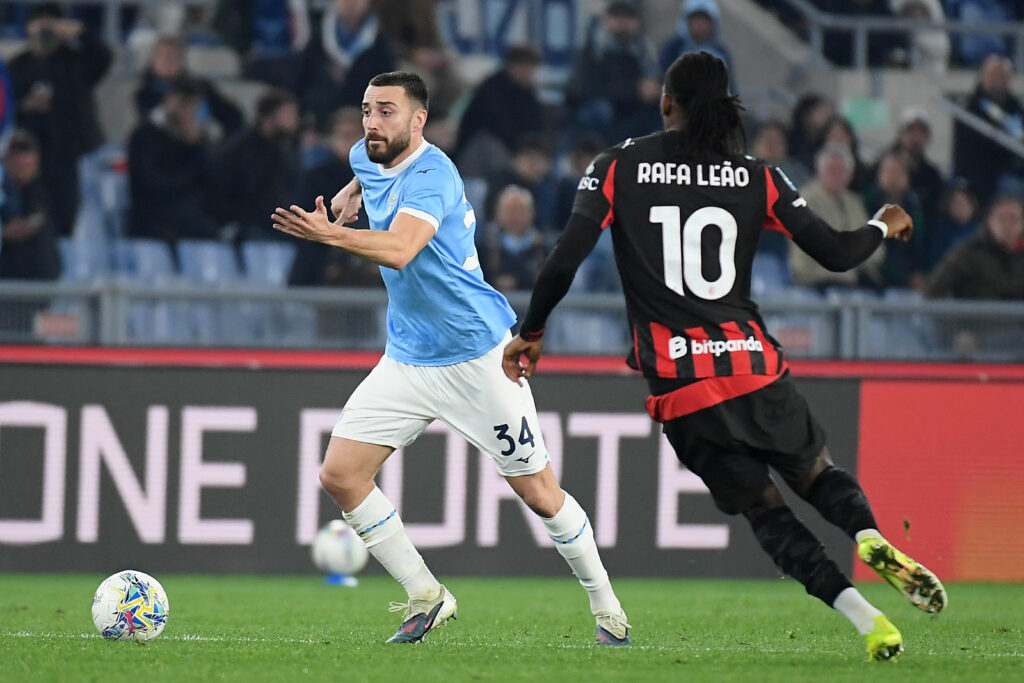Mario Gila playing for Lazio.