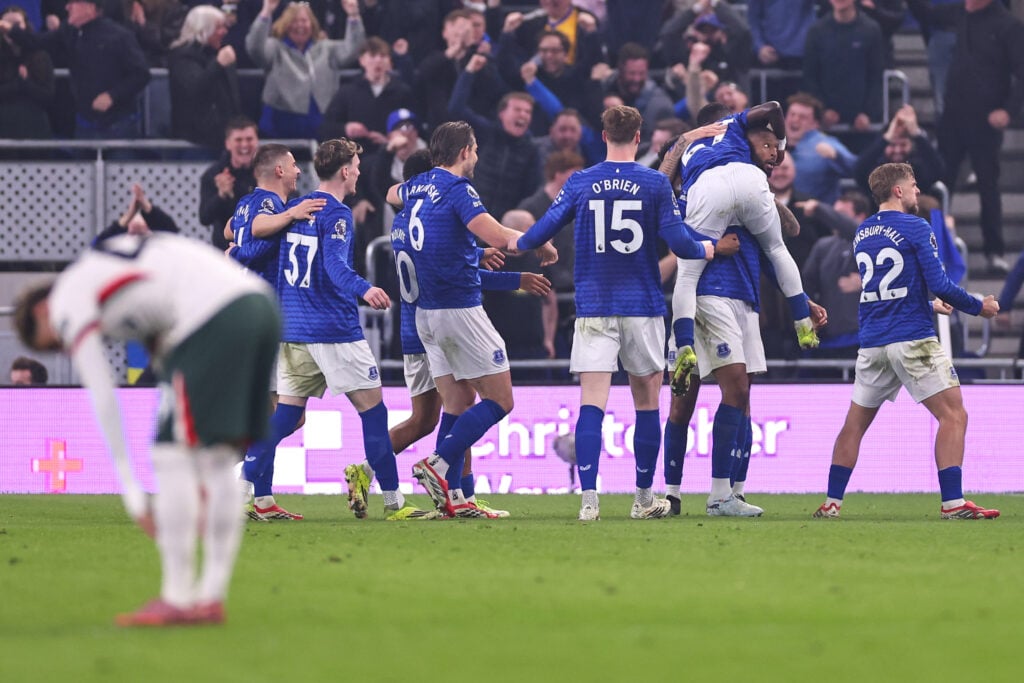 Everton players celebrate against Chelsea.