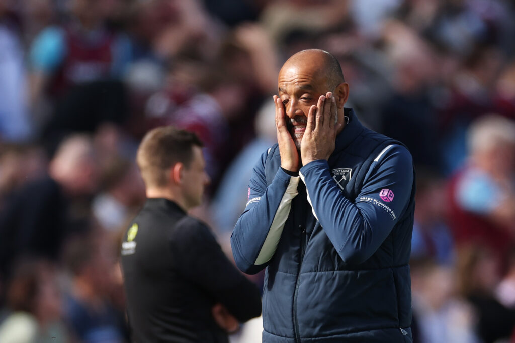 Nuno Espirito Santo puts his head in his hands.