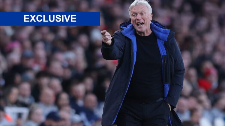 David Moyes give team orders on the touchline