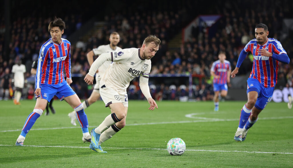 Jarrod Bowen playing for West ham against Crystal Palace.