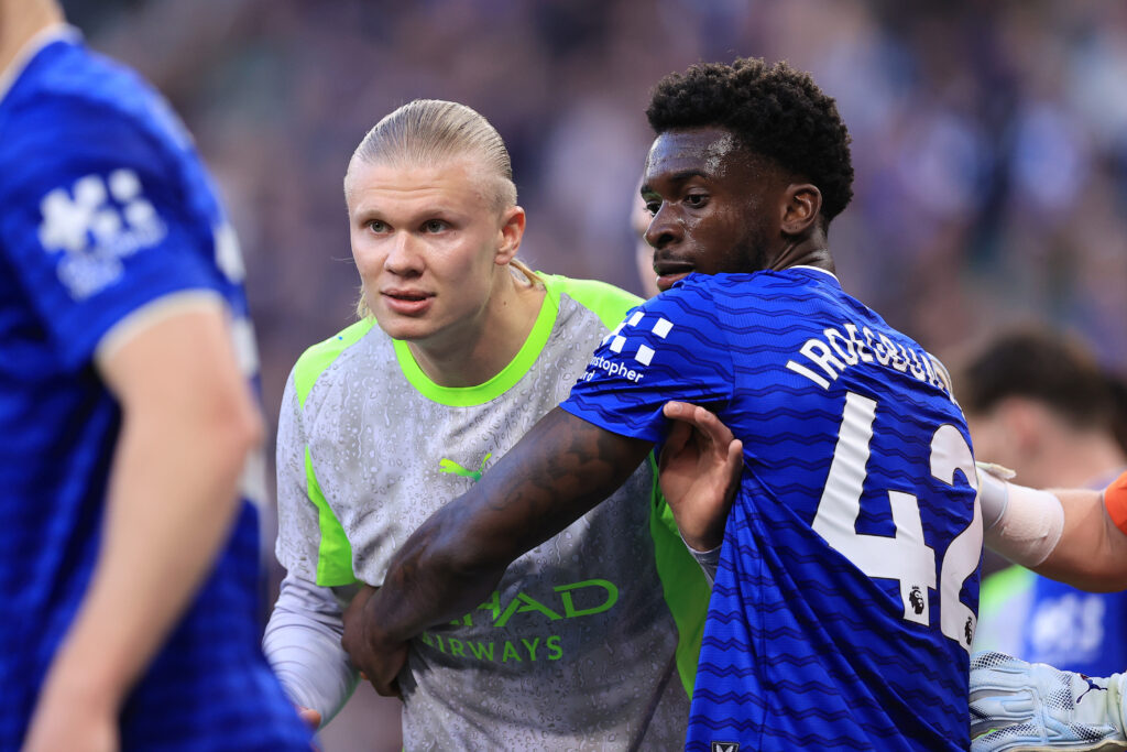 Tim Iroegbunam playing for Everton.