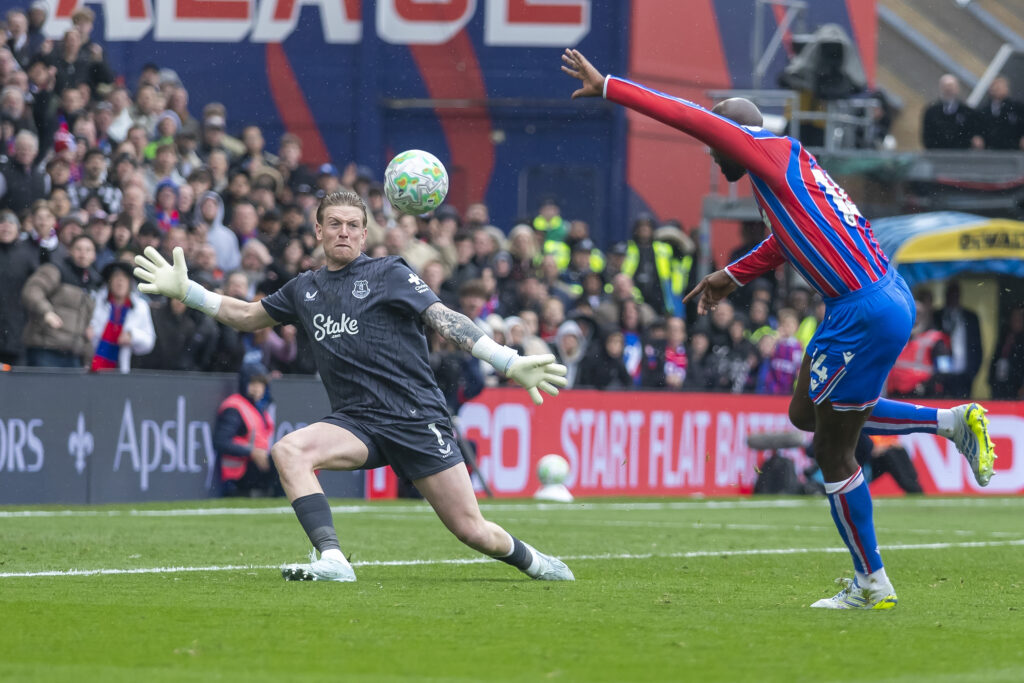 Jordan Pickford playing for Everton against Crystal Palace.