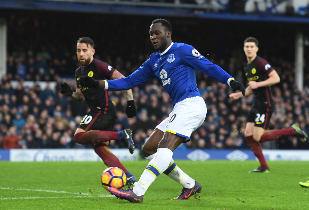 Romelu Lukaku plays a cross for Everton.