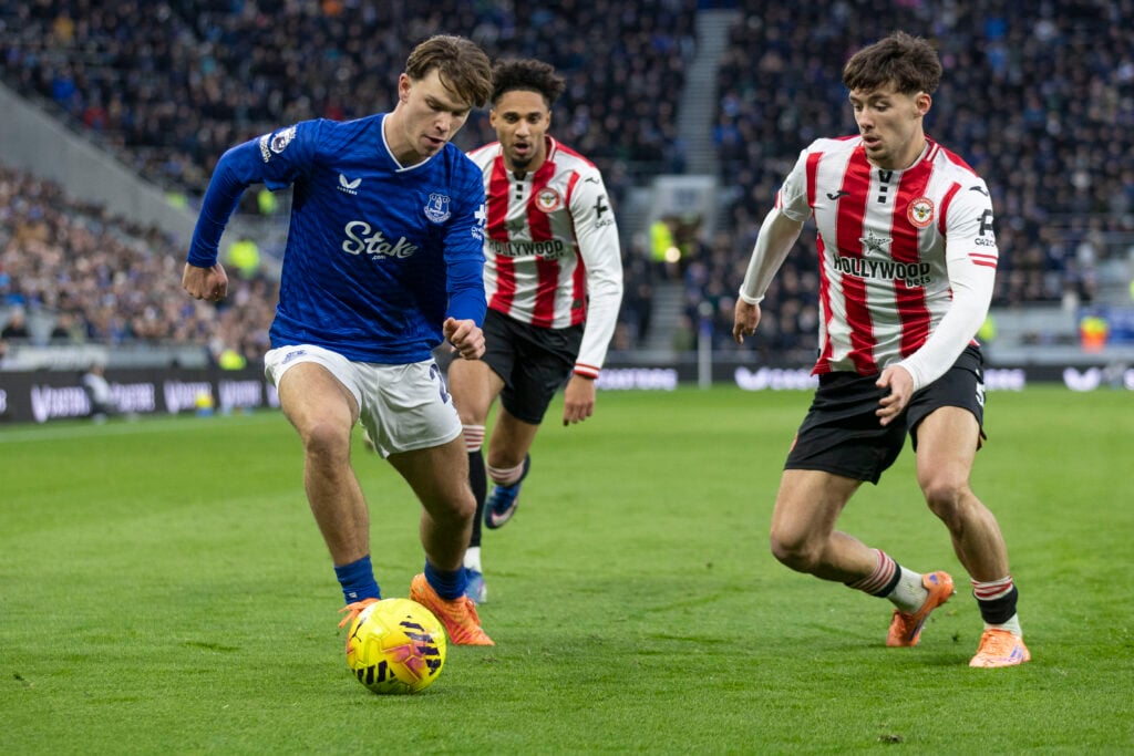 Tyler Dibling playing for Everton.
