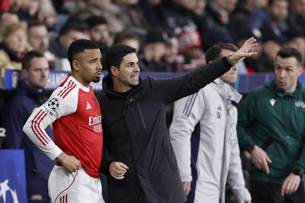Mikel Arteta gives instructions to Gabriel Jesus.