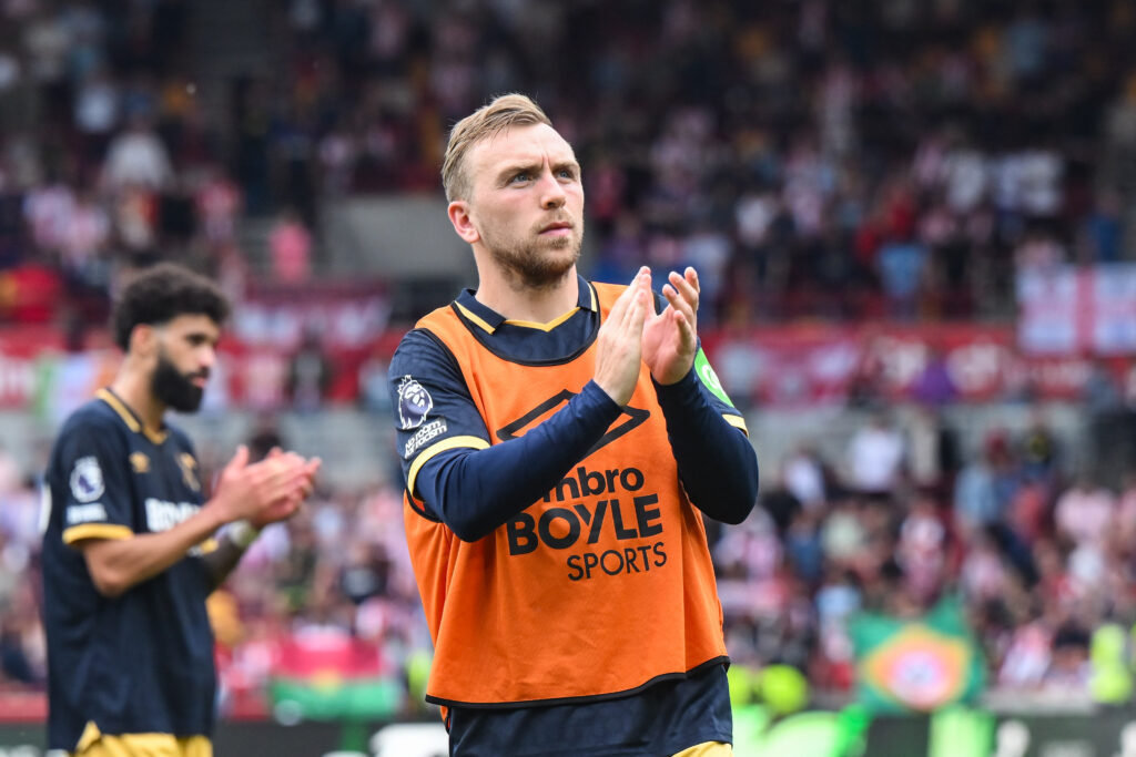 Jarrod Bowen claps the fans.