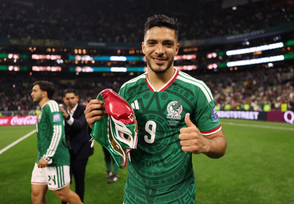 Raul Jimenez gives a thumbs up.